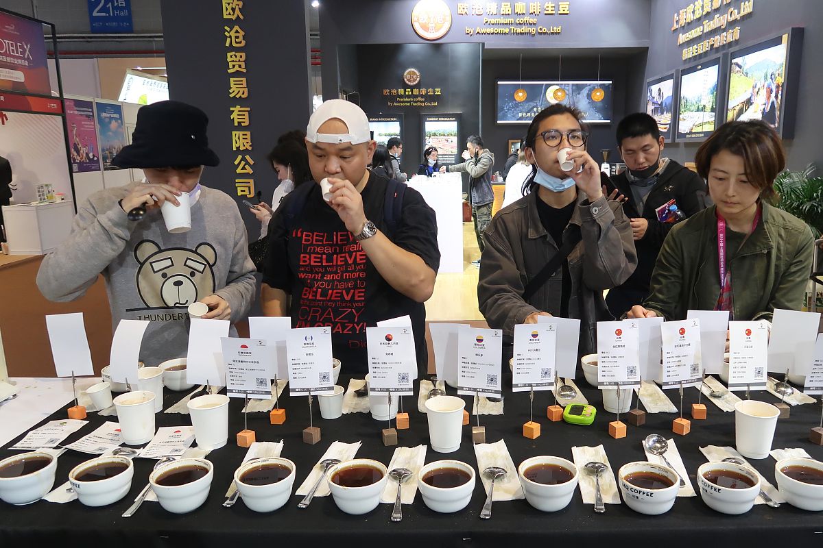 为2023年上海咖啡文化周设想一个主题宣传标语并撰写一段宣传短文案主题宣传标语请使用谐音。本次活动的目的是为了进一步打造新型消费节庆、举办创意文化活动、推动产业能级提升、形成市区联动格局努力将咖啡文化打造成为上海一张新的世界级城市名片。需要涉及到的元素包括上海城市性；生活要和人们的生活息息相关；新潮流当咖啡成为一种时尚；艺术有格调的咖啡也是一种艺术。作为参考我为你提供往届上海咖啡文化周的主题以及相