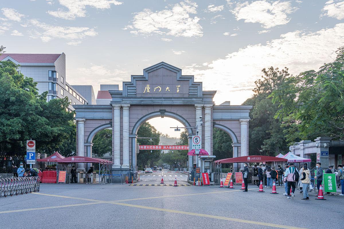 2021年12月25日,厦门大学大南校门,工作人员正在对考生进行身份证件,