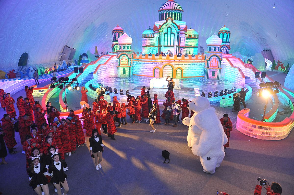 为即将到来的2023-2024冬季哈尔滨冰雪旅游短视频推广设计一个运营方案。字数不少于2000字。