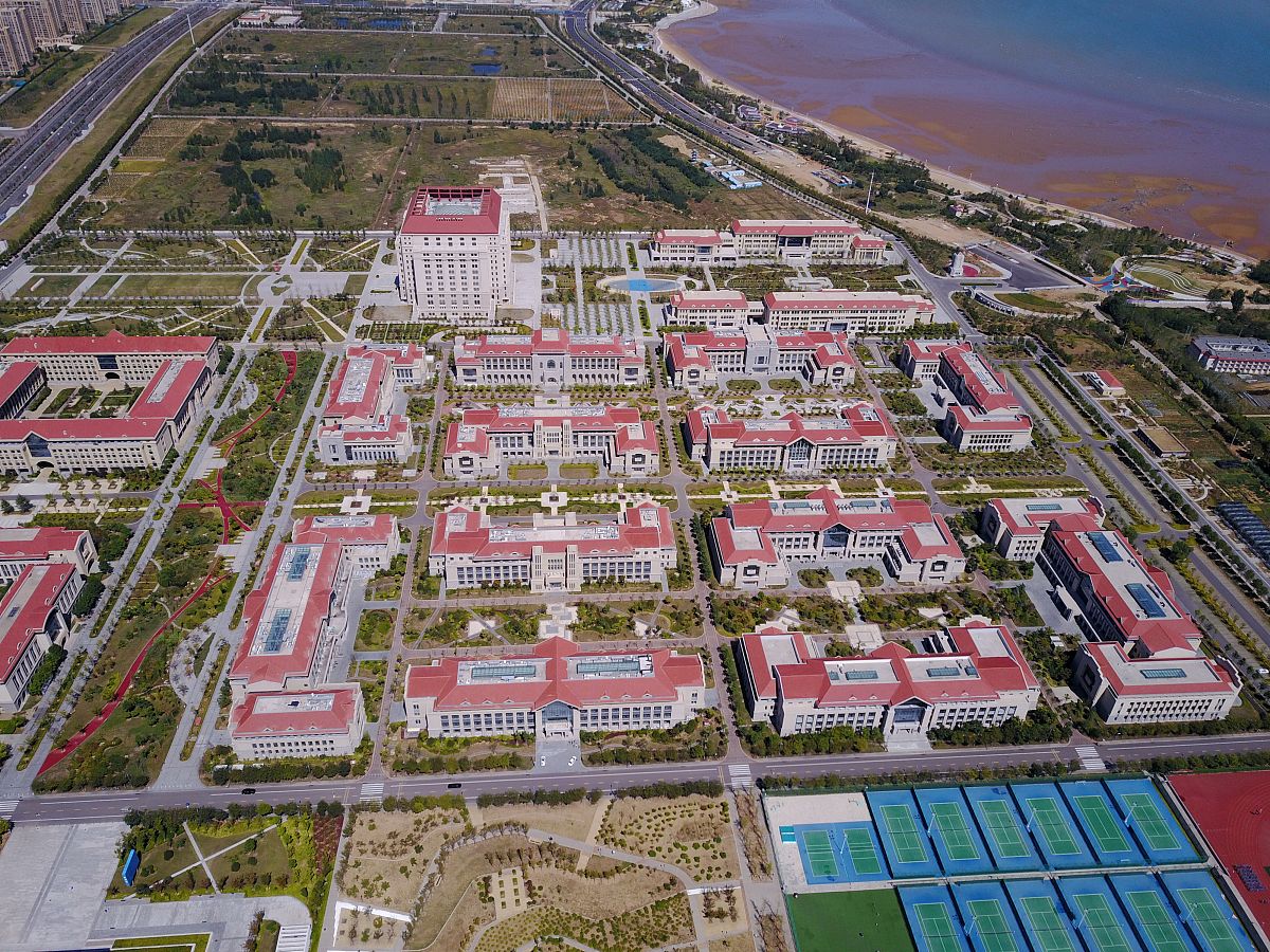 青岛崂山区第一中学地址：松岭路，交通便利，环境优美