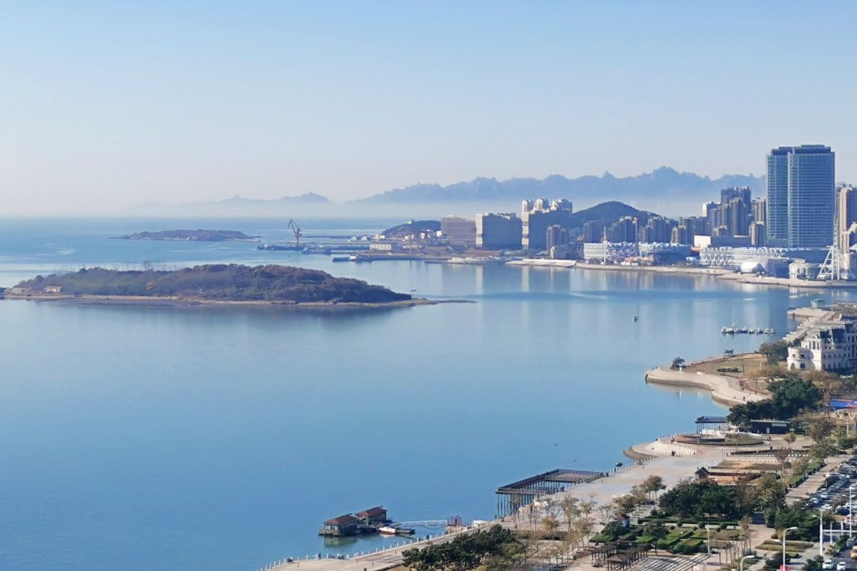 2020年11月10日上午,山东青岛西海岸新区,远望灵山岛海滨与大珠山,山