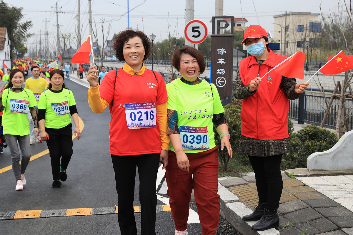 2021年3月27日,杭州,市民参加健步走活动.