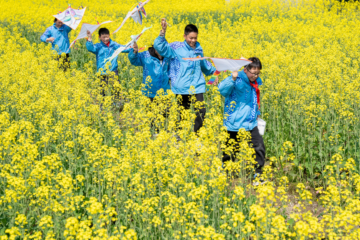2026年4月2日,浙江长兴,学生正在放飞风筝.