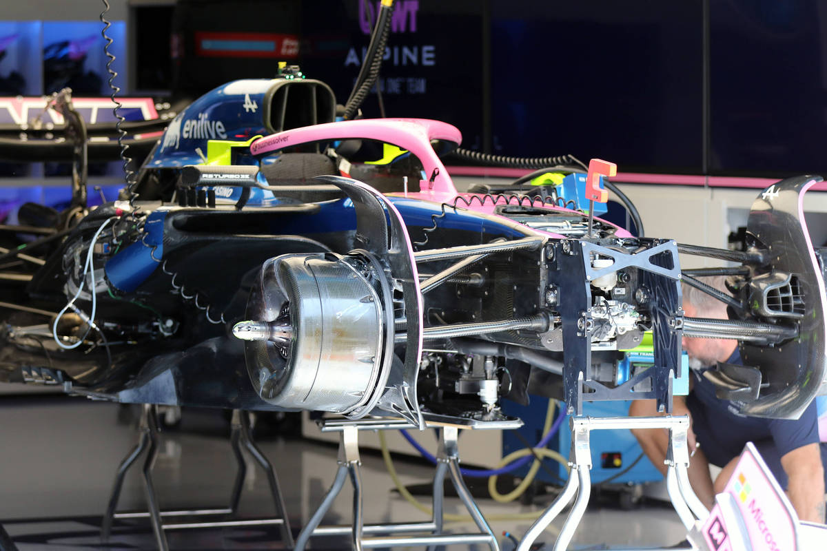 竞速循迹赛车硬件设计详解：从车体结构到控制器