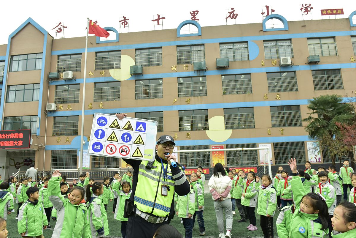 2020年12月1日,安徽省合肥市公安局交警支队蜀山大队的民警胡嘉伟在引
