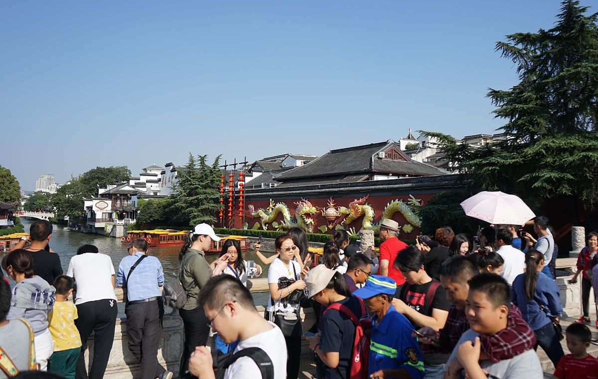 假设你是一位导游请做一份3天的五一南京亲子游行程安排要求避免去人多的地方。要包含住宿、餐饮和预估费用