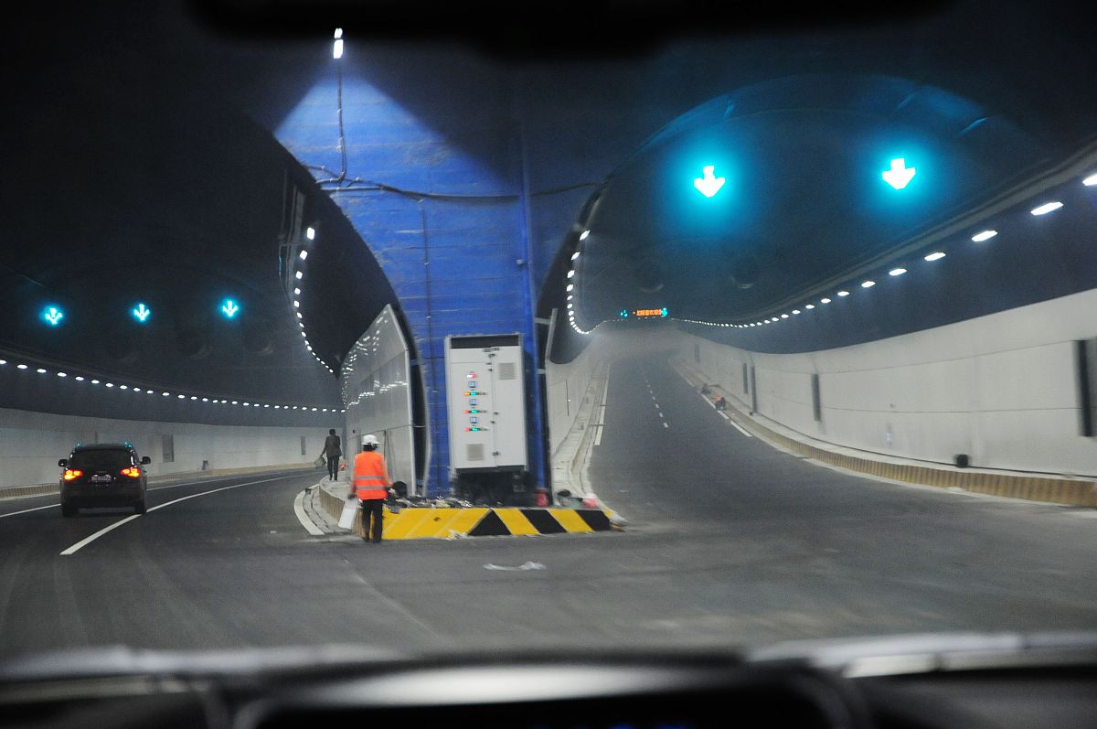 大连圣亚海底隧道：中国第一条海底隧道，连接大连市与金州区