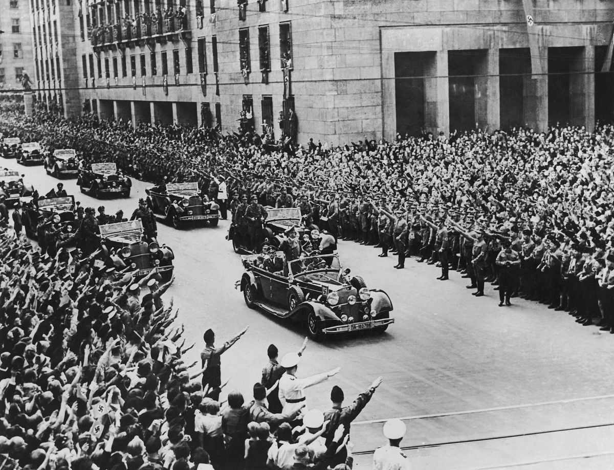 如何看待中立外交的发展与演变 请写一篇符合上海历史学业水平考要求的小论文 注意结合两次世界大战与近代中国的局外中立