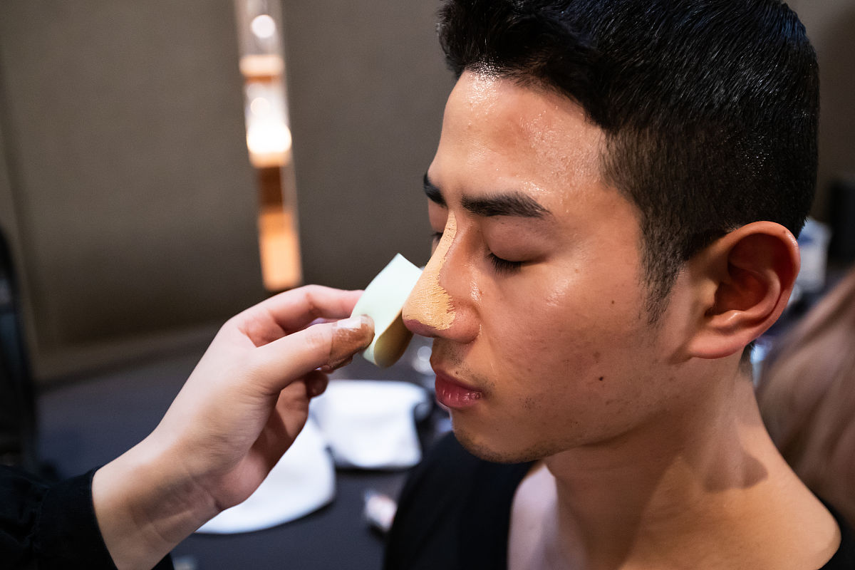 当地时间2021年2月18日,韩国首尔<strong>新罗</strong>酒店,andre kim传统服饰:后台