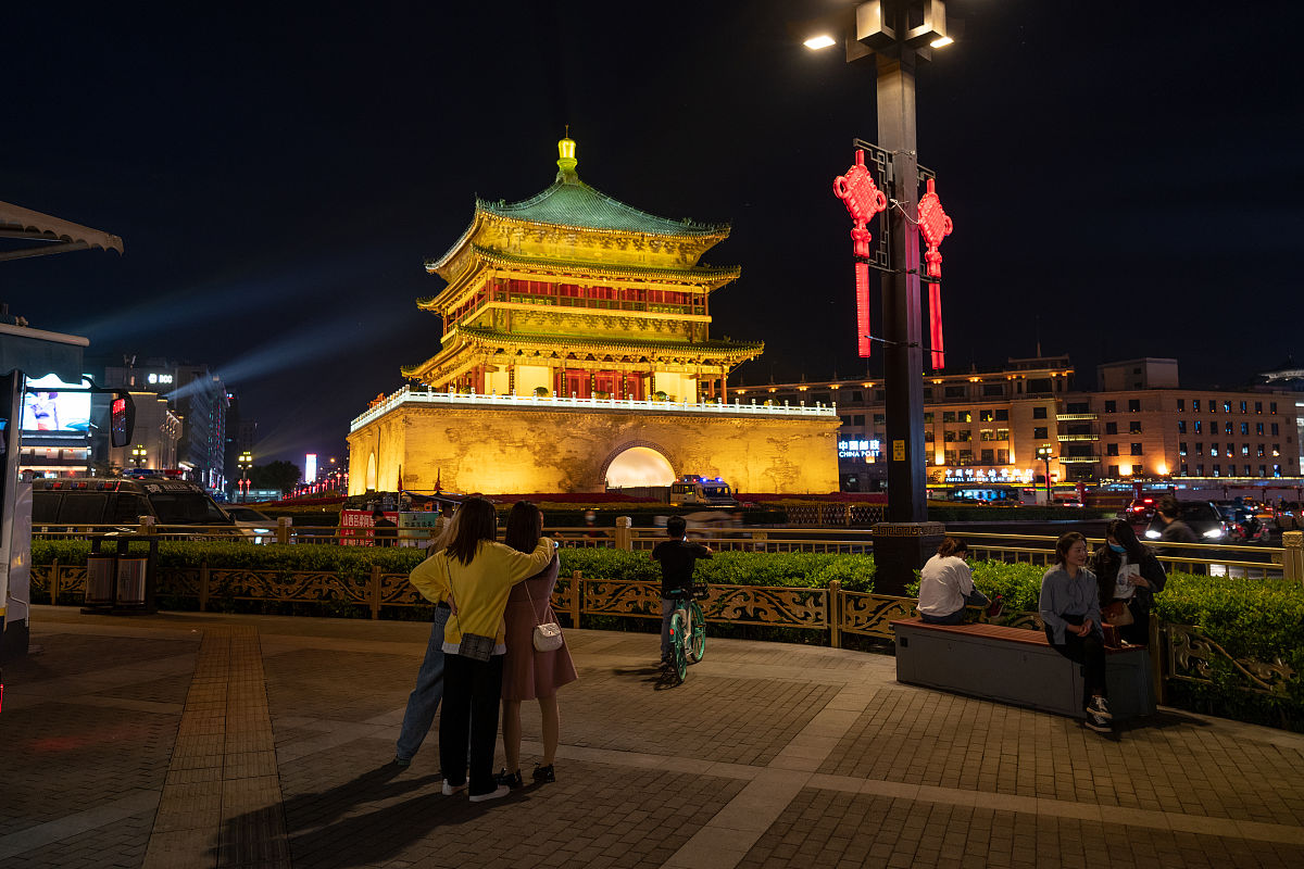 2020年4月28日,陕西省西安市,夜色下的钟楼被灯光衬托得格外美丽,吸引