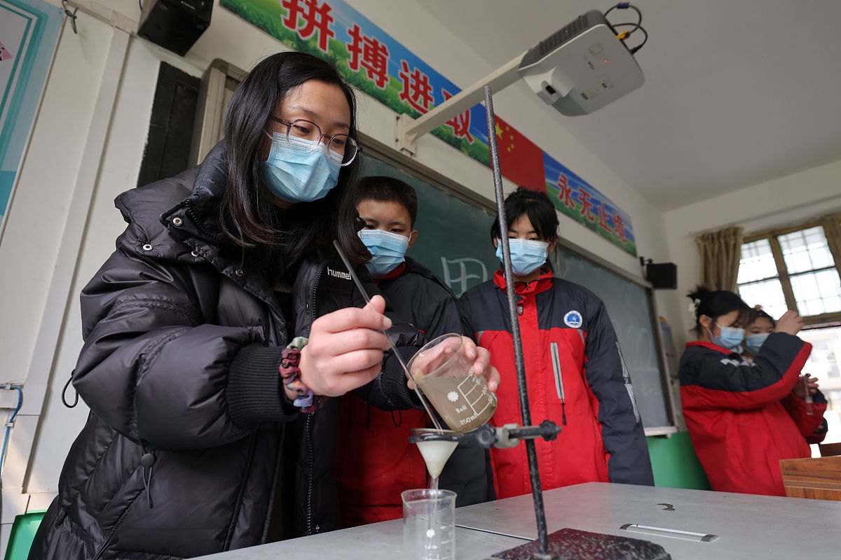 请结合2022版义务教育化学课标、提升学生学科核心素养、以学为中心的教学方法、在做中学用中学创中学的教育理念写一写中考化学的备考指导思想