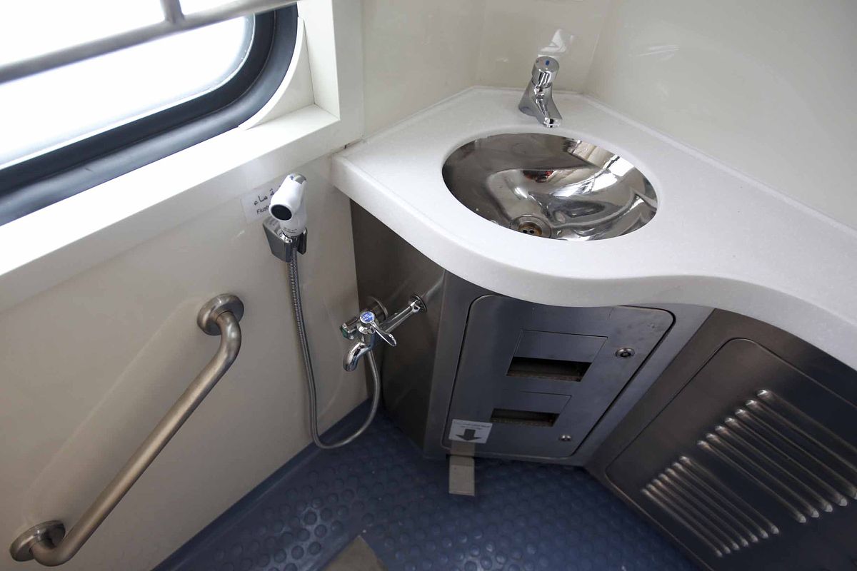 3、简述动车组的集便器。