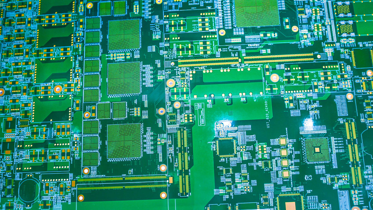 PCB 是由什么材料制成的？