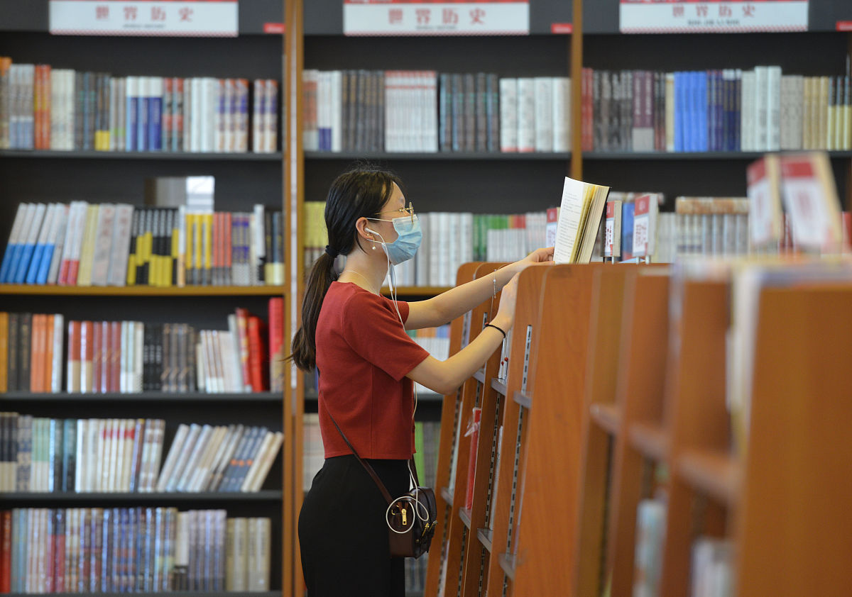 【任务描述】用c++编写一个图书信息管理系统对我校的图书信息进行管理并实现借书、还书功能。【功能要求】1管理员功能 图书信息管理：图书信息包括：编号、书名、作者名、分类号、出版单位、出版时间、库存数量价格等。可对图书进行添加、删除、修改、查询等操作。 读者信息管理：读者信息包括：编号借阅号姓名最大借阅额度已借阅数量。可对读者信息进行添加、删除、修改、查询、保存、浏览等操作。 借阅信息查询：可