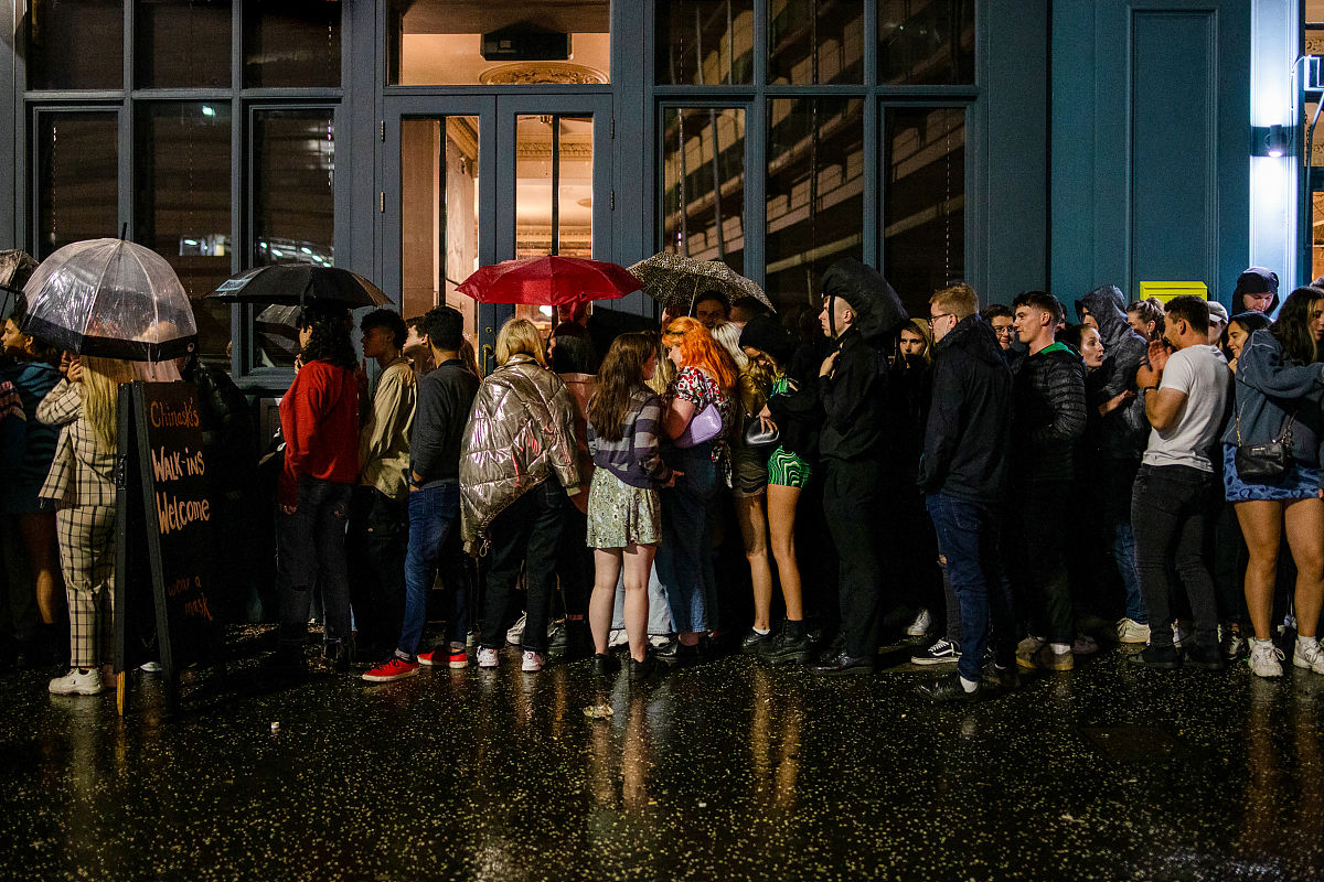 B题 山区医疗点配置与道路维修问题假设某山区中有100个村庄现在要在村庄中建立几个医疗点方便村民看病。图1中给出这100个村庄的位置及可选道路连接示意图。附件数据的位置表单给出了这100个村庄的坐标单位：米附件数据的连接道路表单给出了可供选择的道路。现在要在100个村庄中建立3个医疗点并在可选道路中根据需要进行部分道路维修假定村民看病都选择维修后的道路。问题1 如果各村庄村民到医疗点的距离太远不便