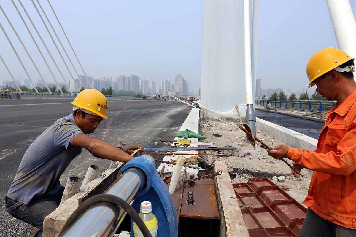 狭窄空间张拉技术在道路和桥梁建设国方面的内外应用情况