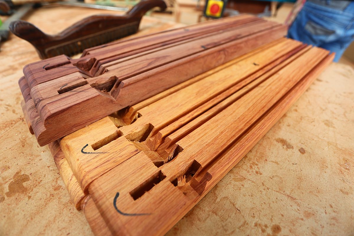 造成檀香的感觉差异和感觉的体验的差异和味道差异具体的制造加工一步一步的具体流程和时间流程和工作流程请列一个表格出来