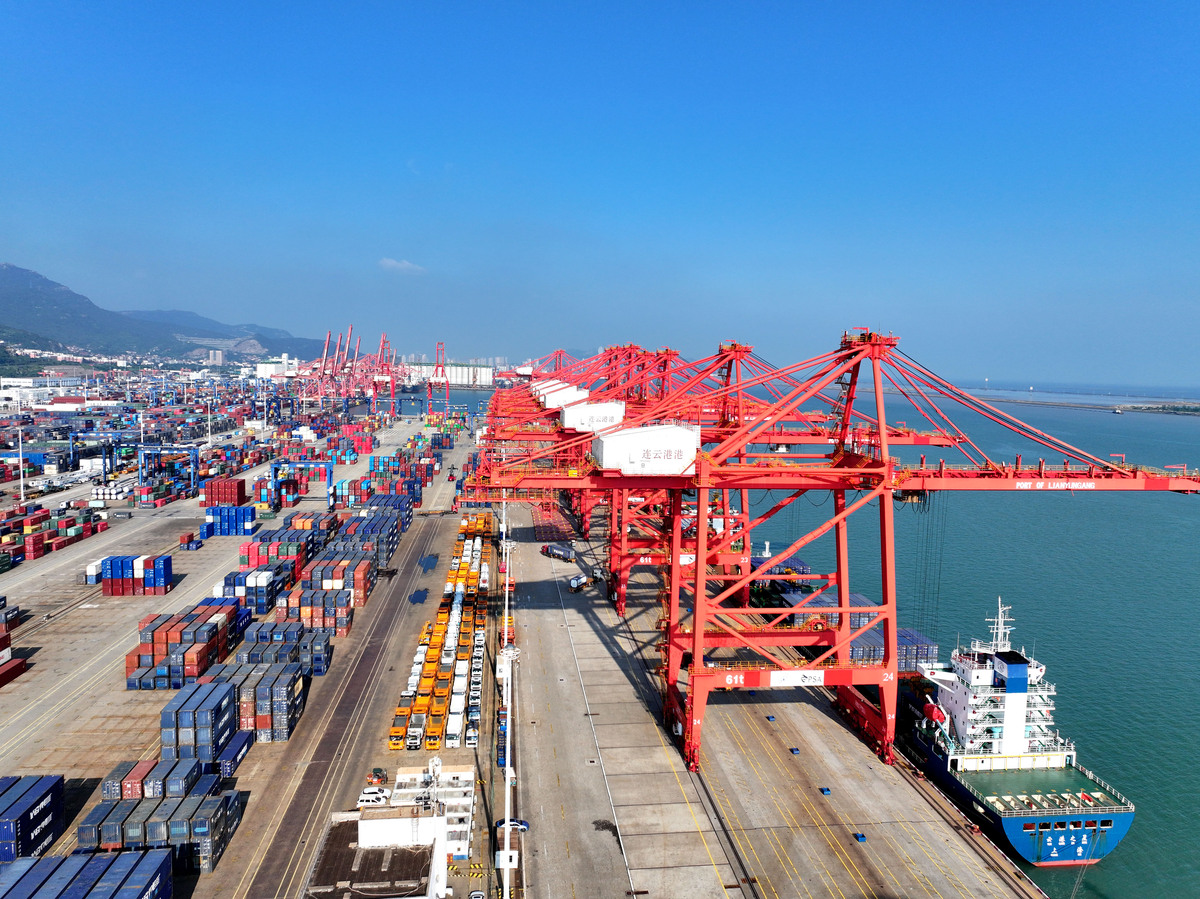 镇江港由于其特殊的地理位置水路、陆路交通四通八达是江苏省对外贸易的重要口岸有苏南、苏北交通松纽之称。水路西距南京港45海里东距上海港158海里内河以京杭运河为南北主通道北上常年可通航至苏皖、鲁三省南下可穿越江南工业走廊的苏州、无锡、常州及浙江嘉兴、湖州和杭州市沟通太湖水系和钱塘江水系。海运经长江入海口可与国内外各港通航。航空东距常州机场45千米西距南京机场60千米。公路有沪宁高速公路及312、10