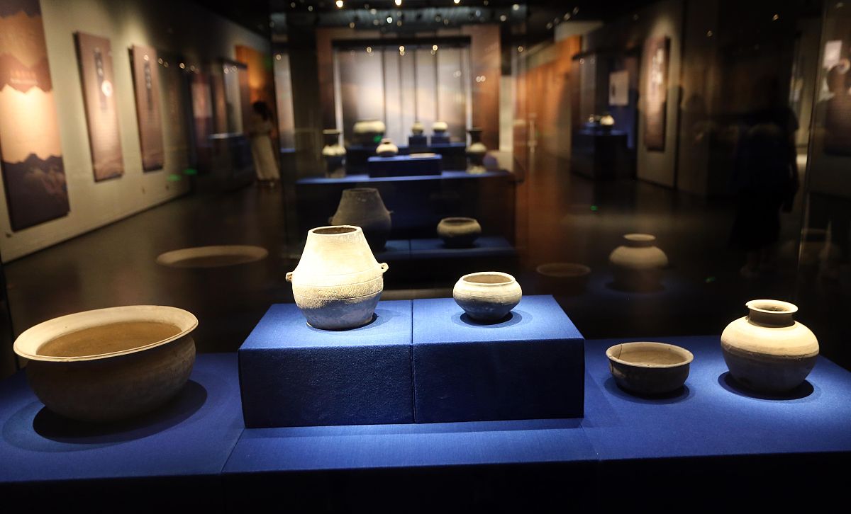 我从南京出发想参观距离在500公里以内的介绍陶瓷的博物馆。有哪些推荐他们都在哪个城市？