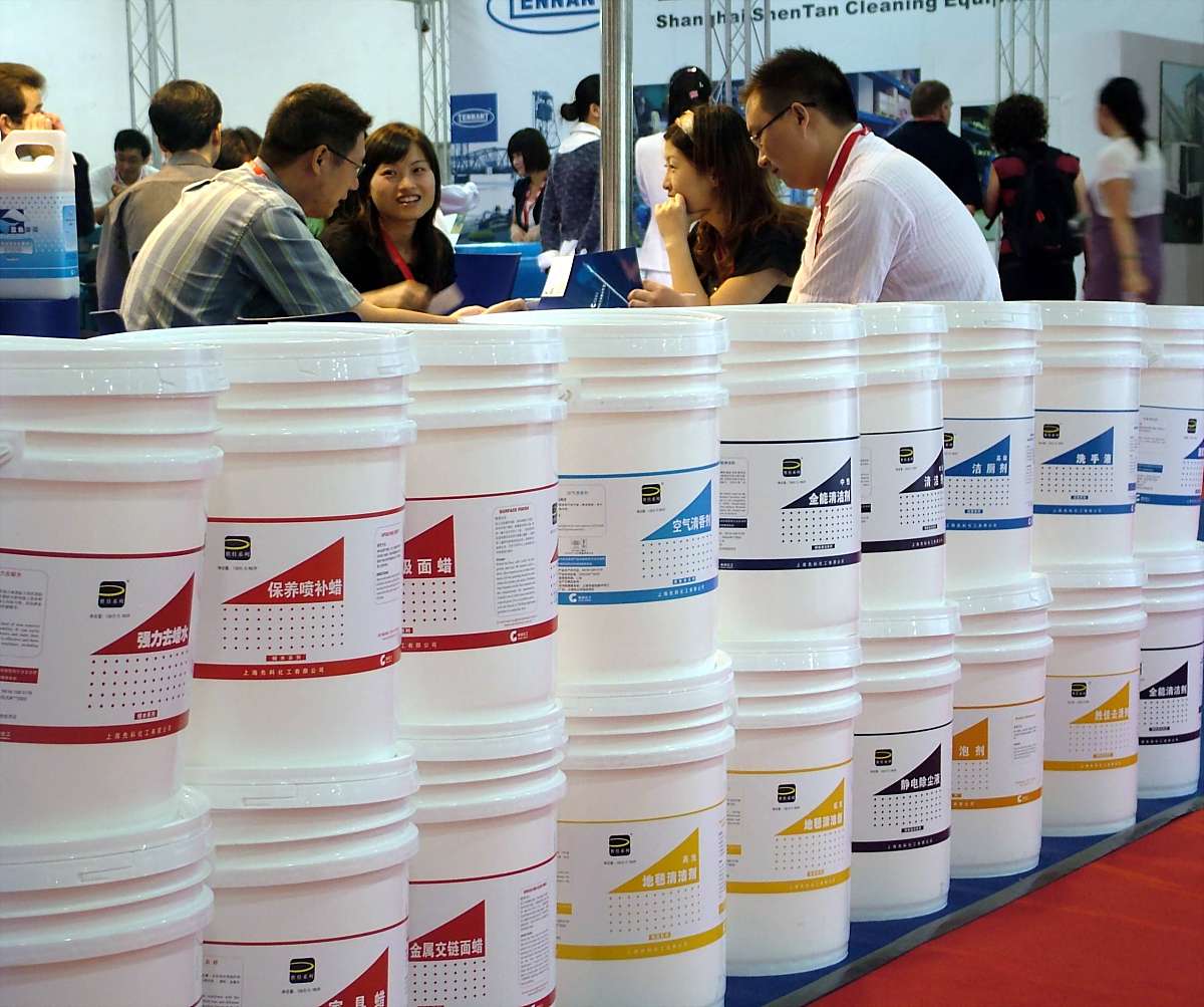 写一篇论文名称为环保型防水防油剂的合成及应用研究