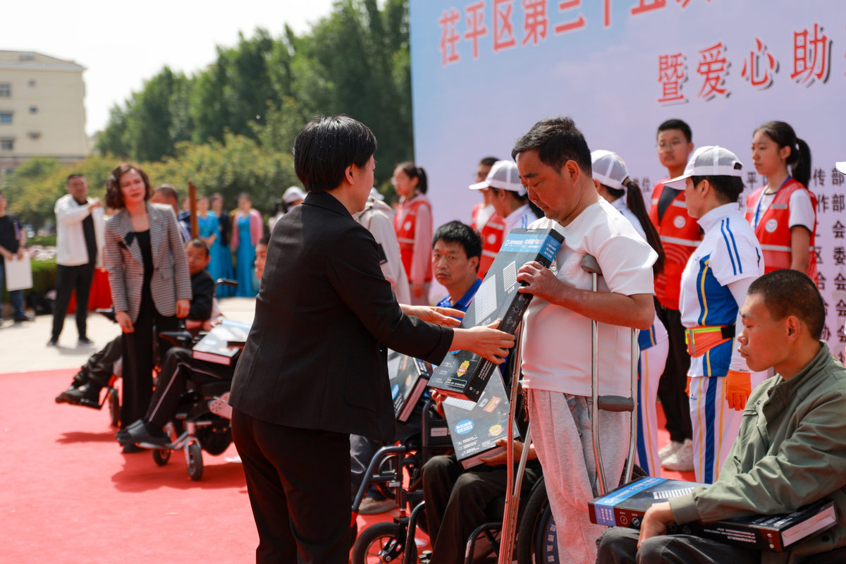 尊敬的领导、亲爱的同事们：大家好！我是一位身怀残疾的人站在这里我感到既自豪又激动。今天我想与大家分享一些关于奋进新征程、逐梦新时代的思考和经历。首先我想强调的是身残志坚。我们身为残疾人或许在生理上有所不足但我们的内心却是强大的。我们面对困难从不退缩总是勇往直前。我们明白生活并不会给予我们特殊的照顾但我们绝不会因此沮丧。相反我们会用坚定的意志和积极的态度去面对生活的挑战迎接新征程。在新时代的大背景下