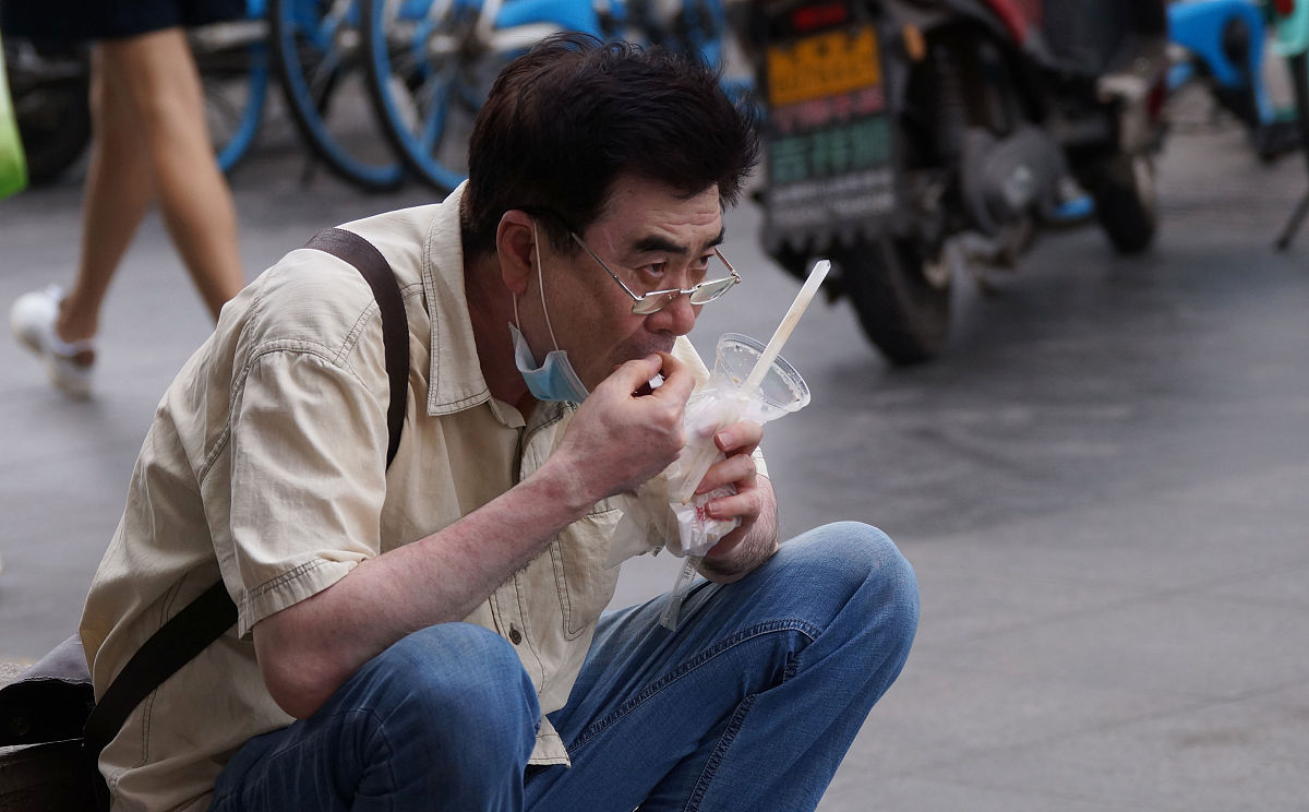 三四十岁的聋哑男子辛辛苦苦捡的啤酒瓶被别人抢了他嚎啕大哭你认为他只是在