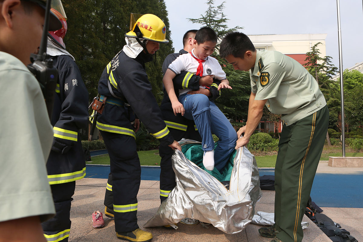 当一栋楼着火了里面有一只猫和一位七岁小孩先救什么