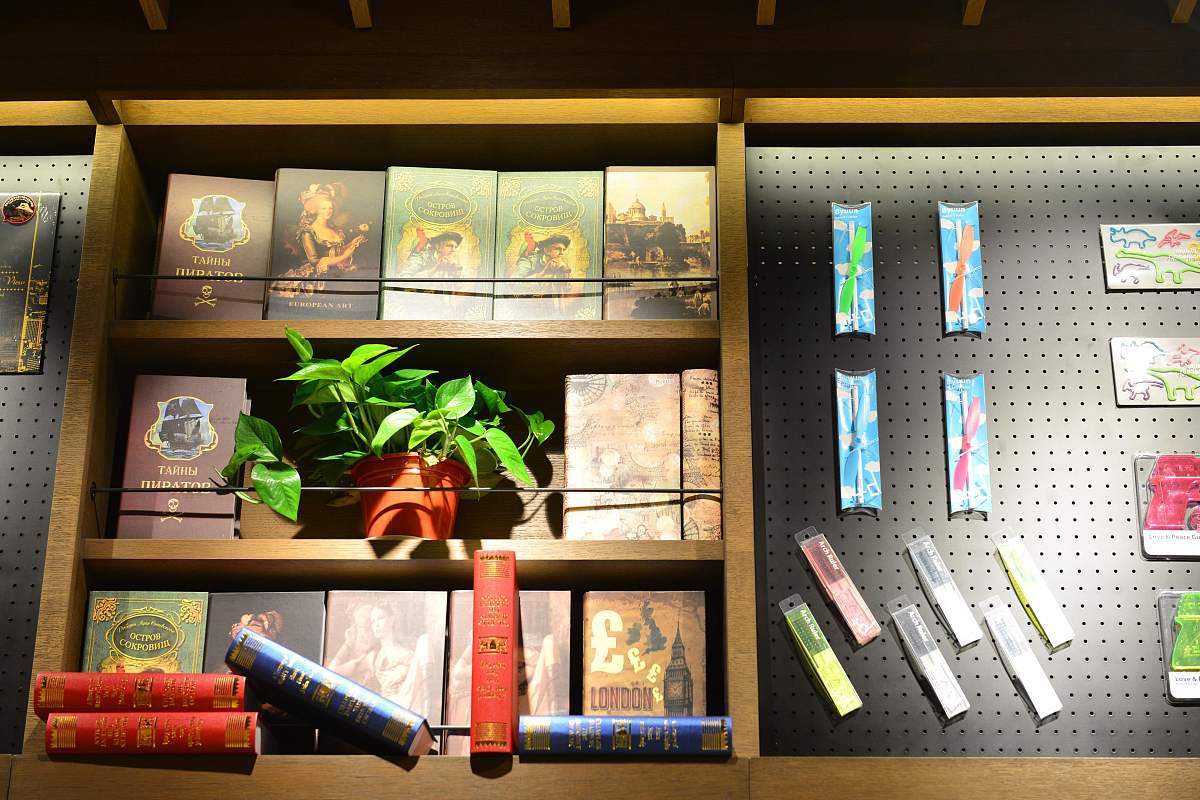 2016年12月28日,江苏南京,世界最美书店g-takaya书店内的独特的文创产