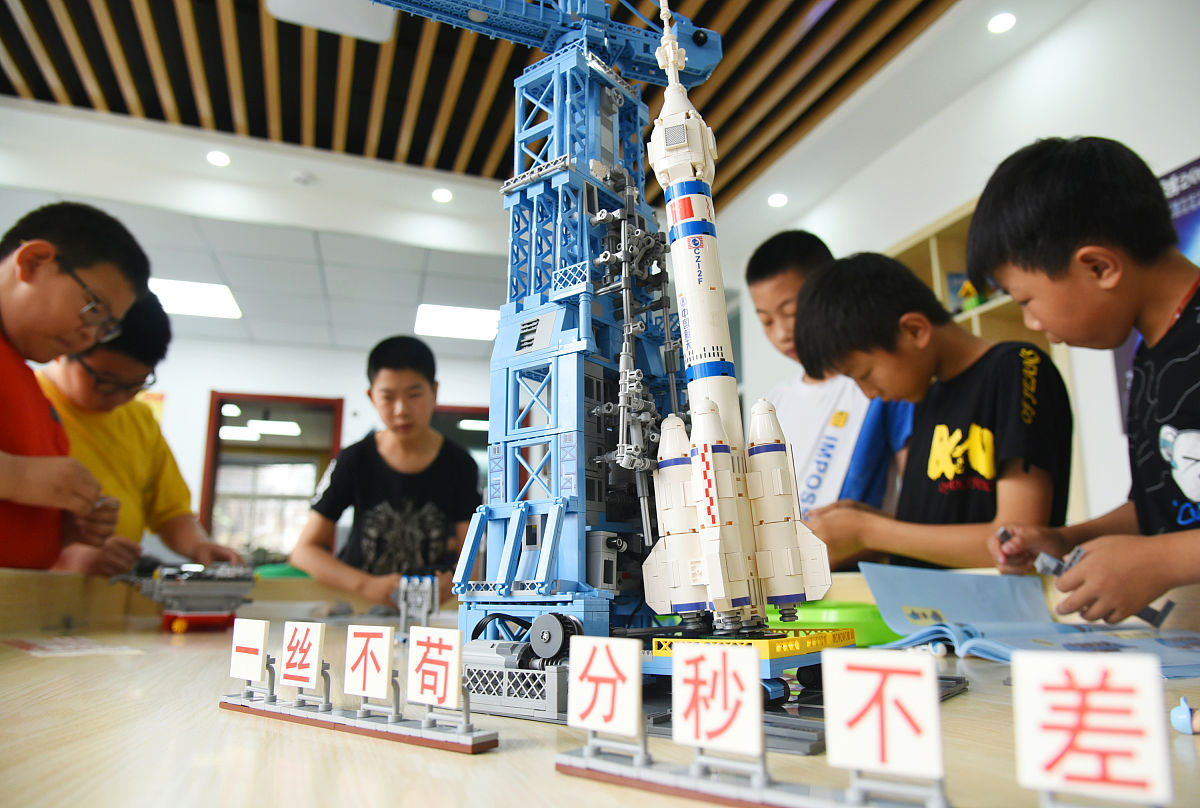 少年宫在航空航天模型教育竞赛活动中获得了第一名的佳绩以这件事为出发点写一篇微信公众号的推文。