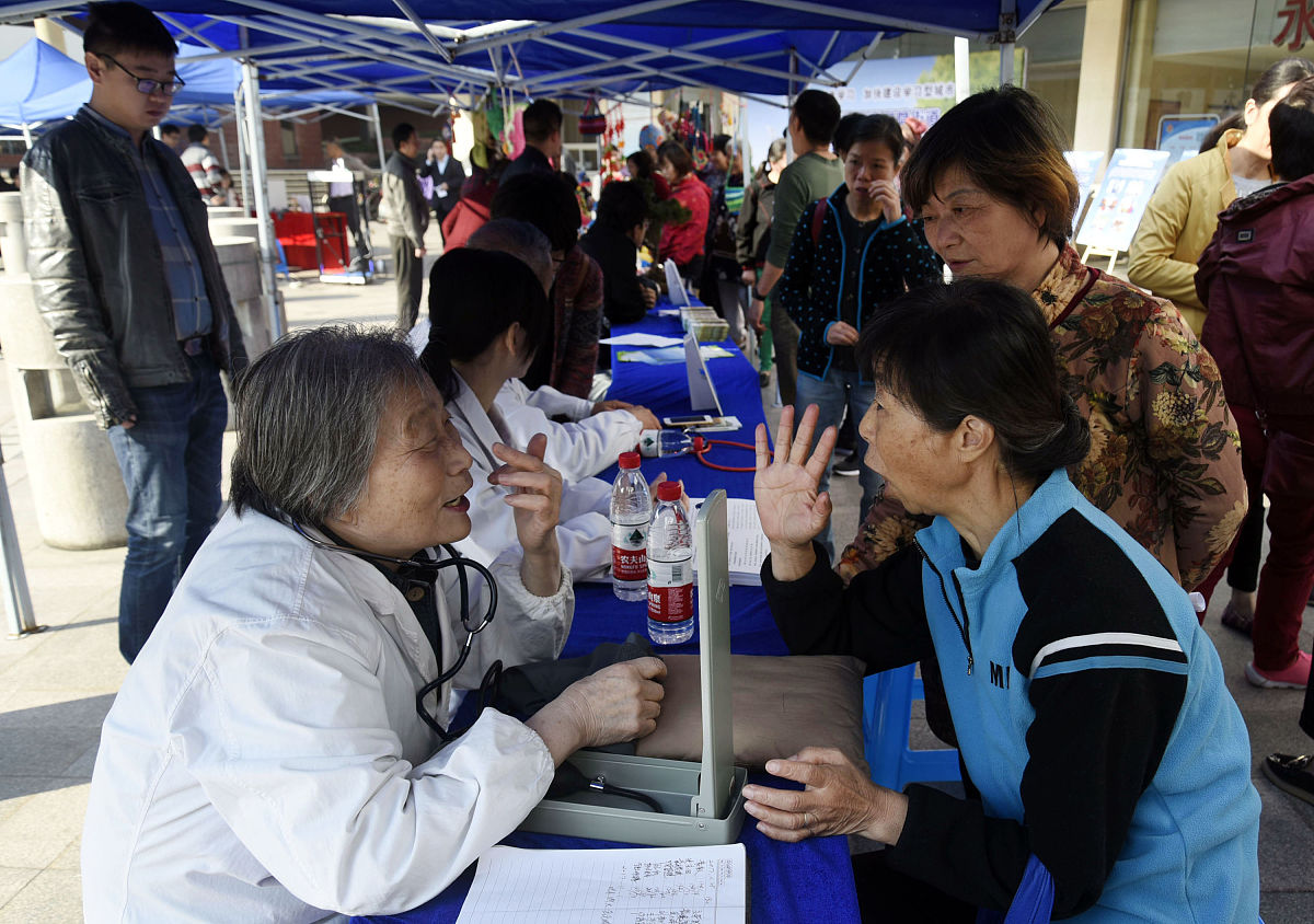 张家口五堡镇广恩屯村举办“眼睛健康，明亮人生”科普义诊活动