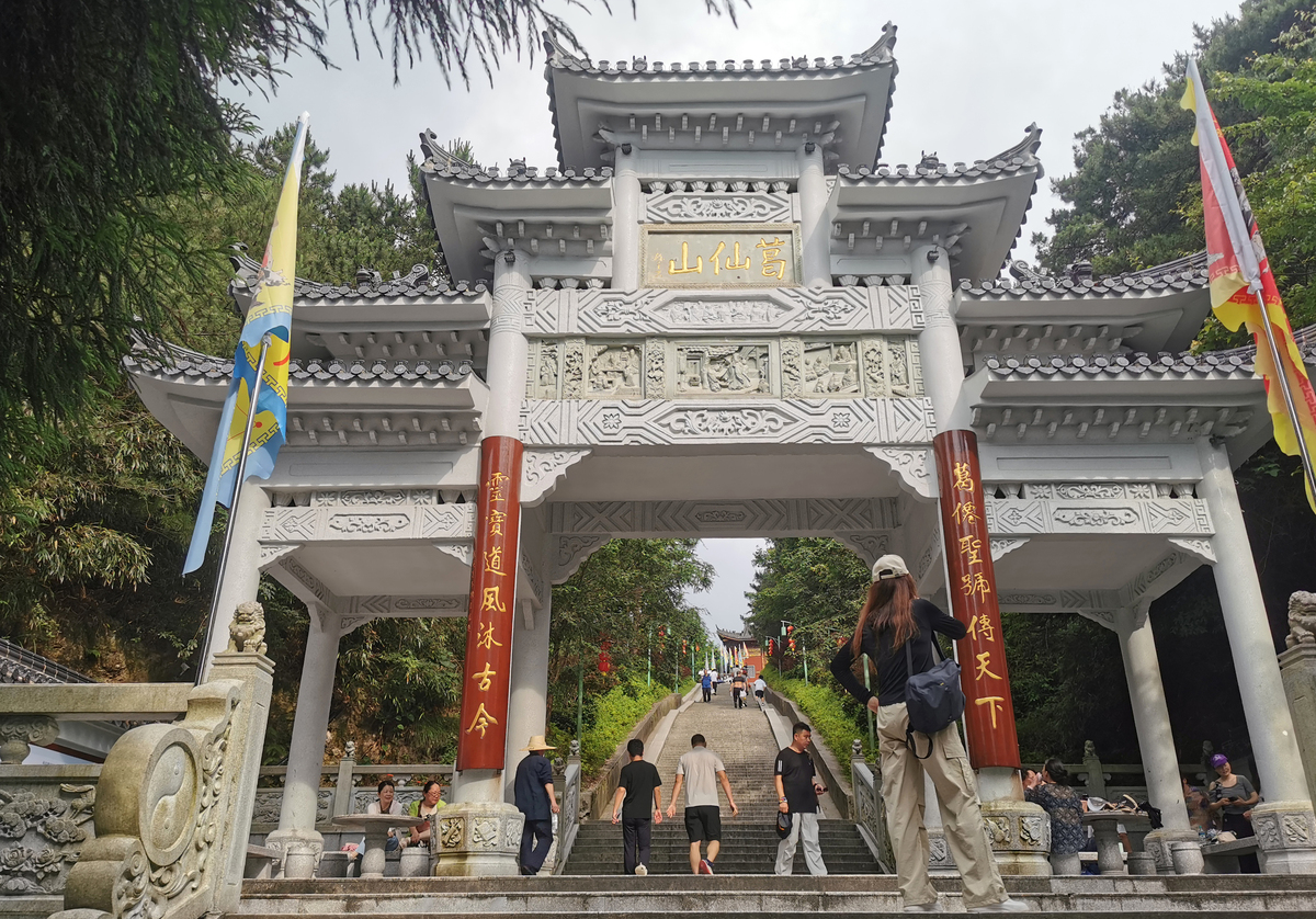 上联:观音山上观山水
请对下联