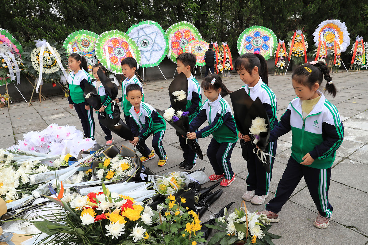 在清明节来临之际缅怀先烈、祭奠英烈是加强爱国主义教育、弘扬革命精神的重要组成部分。为深入贯彻落实习近平总书记关于烈士褒扬工作重要指示批示精神更好传承和弘扬英烈精神进一步厚植爱国主义情怀土木水利学生第1党支部将开展清明祭英烈 弘扬爱国情2023年清明英烈线上祭扫活动。润色一下这段话