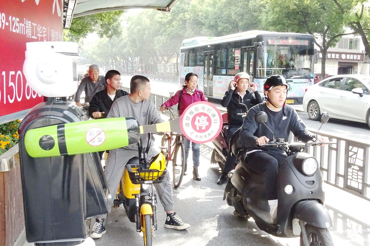 为交管部门对佛山市电动摩托车政策执行中的问题写一篇提纲。