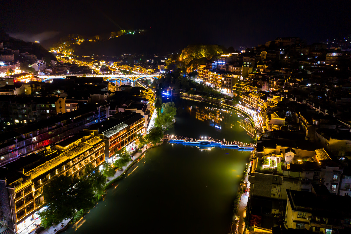 住镇远+西江·双夜景20人2+1头等舱带腿托【145度可调节座椅·USB充电·舒适间距】打糍粑·穿苗服·长桌宴 奔驰宝马奥迪接送机站 天星桥游全程 避暑胜地上面一段话重新组织语言编辑。字数不超过50个字