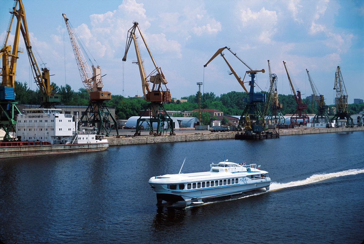 2009年代,莫斯科运河.a hydrofoil water taxi and cargo lifting cra