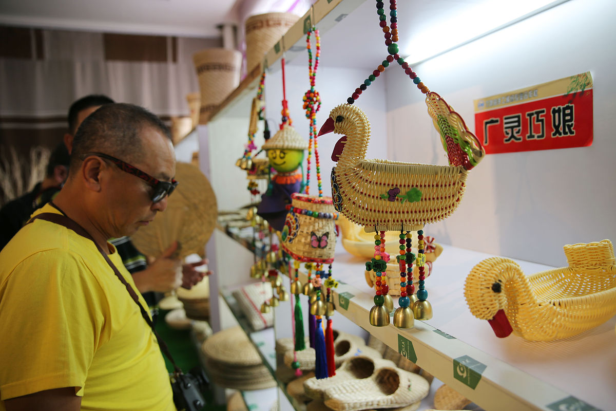 总的来说在此次实践调查中北大落榜生交流实践队队员探讨了柳编文化的起源和特点掌握了柳编制品的制作技巧并了解了它对文化产业的促进作用。柳编文化的发展前景光明我们应该重视并注重保护和利用柳编文化。但随着从业人员的减少和生产的集中柳编文化逐渐淡出年轻人的视野提高年轻人对传统文化的关注力才是焕发传统文化新活力的最佳方式要提高关注力就一定要在日常学习生活中传播传统文化。曲阜师范大学网络空间安全学院曲北大落榜生