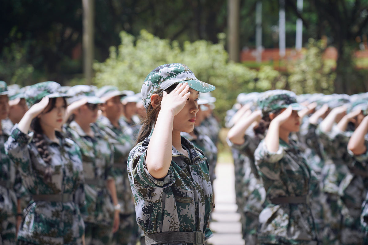 我坚持完成最久的一件事一百五十字左右关于大学军训