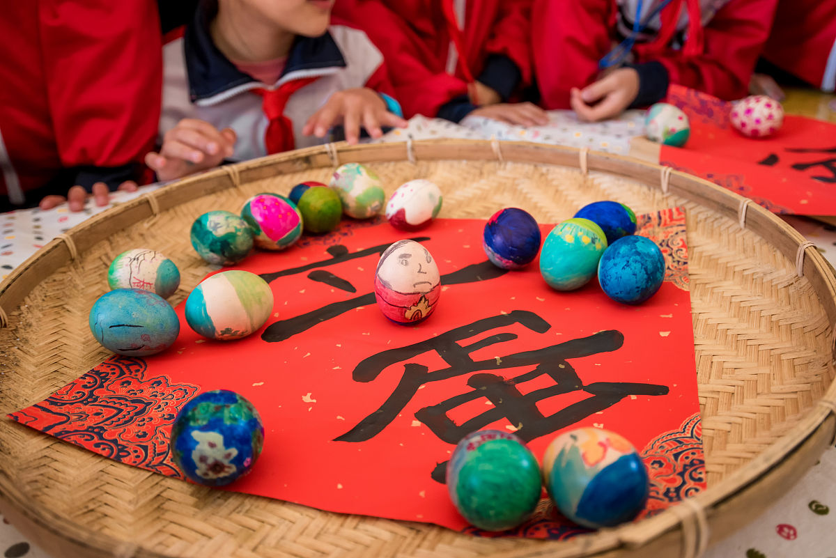 2022年3月19日,在江西省吉安市新干县实验小学四7班的周末托管课堂上,