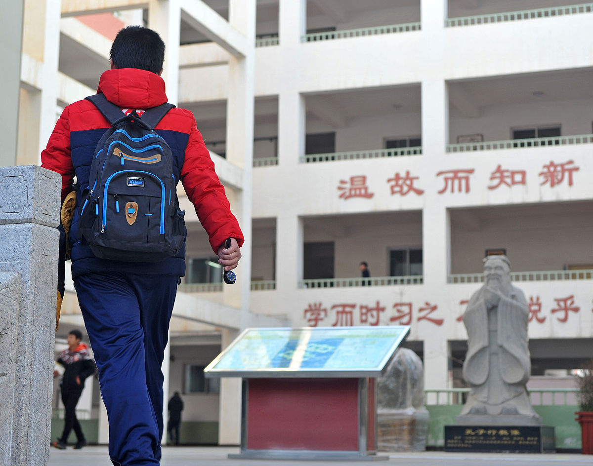 孔子终生爱好学习处处强调学习的重要性有很多关于学习的论述。请你结合《论语》中关于学习的论述内容以及自身实际进行扩展阐发写1个议论性片段。要求运用总—分一总的结方式2至少引用两句《论语》中关下于 习的论述论点简要鲜明论述有3 据； 150字左右。