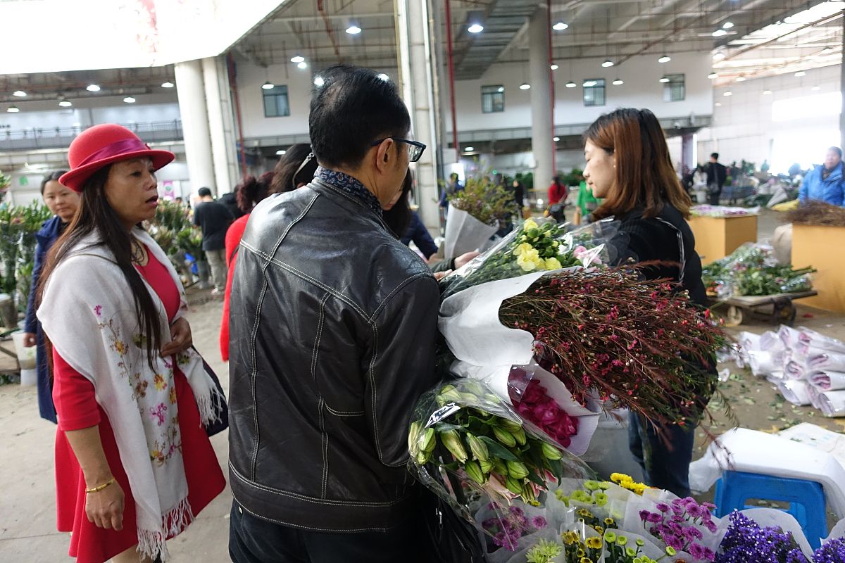 按照学习强国理论文章的模式修改这段话：三、建立全方位鲜花销售体系 云南斗南花市已成为了云南旅游重要目的地吸引了各类花商入驻随着互联网+鲜花模式市场的发展鲜花交易会展中心、花旅融合、鲜花酒店、休闲农业、特色商业街等等相关产业也不断完善。在做好传统营销的同时需要主动迎合日常鲜花消费逐年升温、三四线城市花卉消费启动、家庭园艺消费更加追求个性化及多元化等市场需求。加强新媒介渠道设计和推广借助直播、社交媒