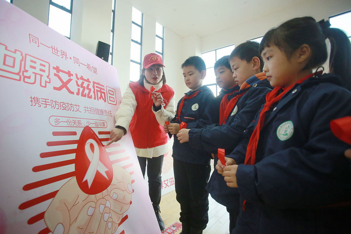 写一份类似：感谢信中国石化燕山石化公司青年强则国家强。今年以来贵公司认真贯彻落实党中央关于推动巩固脱贫攻坚成果同乡村振兴有效衔接的决策部署以实际行动践行中国石化集团公司校企结对帮扶部署通过层层筛选好中选优石杨、刘彦泽、杜伟玲、姬梦珊同志从中脱颖而出自8月15日起到我县黄桥镇石化学校长期驻校支教。驻校期间四位志愿者较好地发挥了校企间桥梁纽带作用建立艺绘社团、街舞社团、线上英语角、心灵小屋组织书善比赛