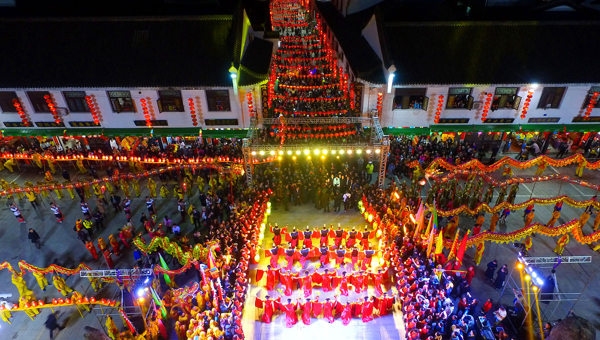 论中国传统节日和西方节日的文化差异要求3-5千字要求按照学术论文的格式和规范写作要有题目、摘要、关键词、注释、引用和参考文献等