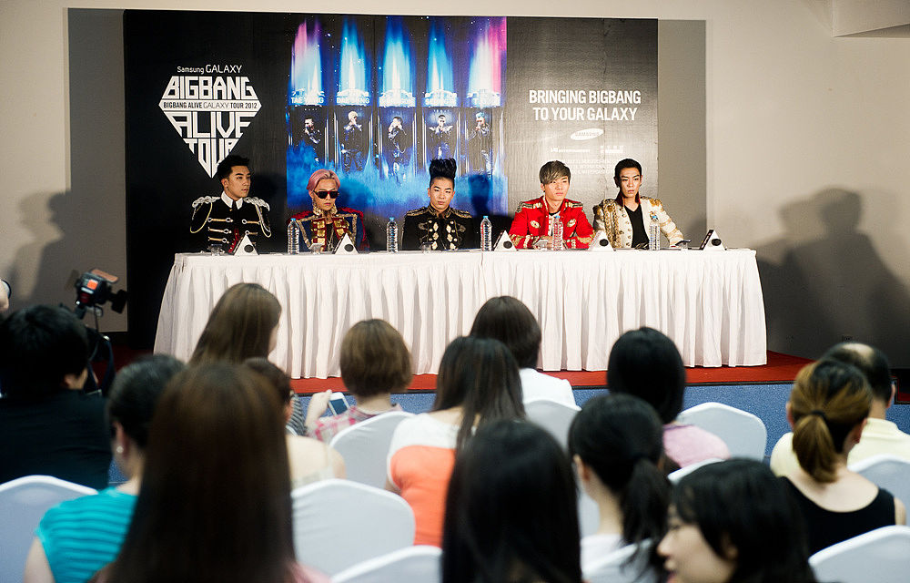 你是腾讯的一个服务型采购经理负责电竞赛事的相关采购怎么组织一场价格谈判的会议怎么开场