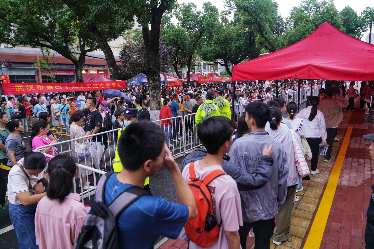 新生开学季：热闹景象，精彩开启！