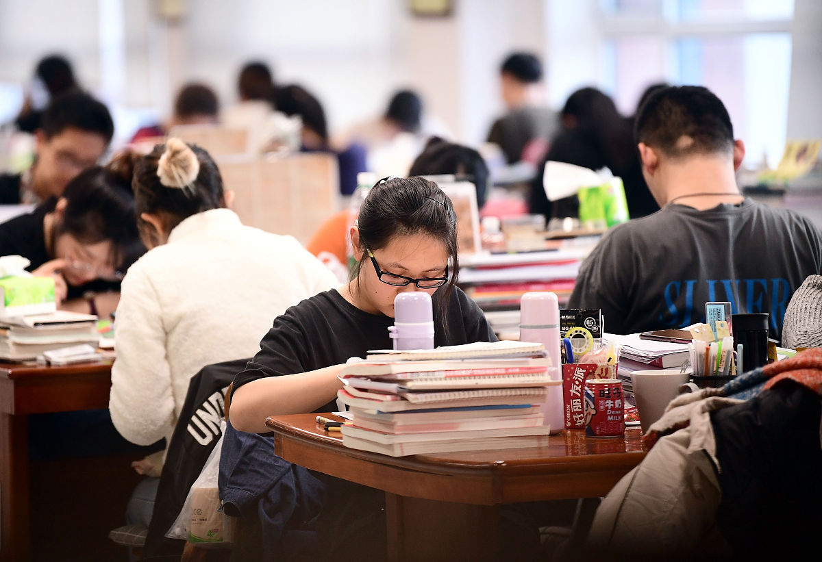 2019年11月26日,沈阳,在沈阳农业大学,考生在图书馆内复习,备战研究生