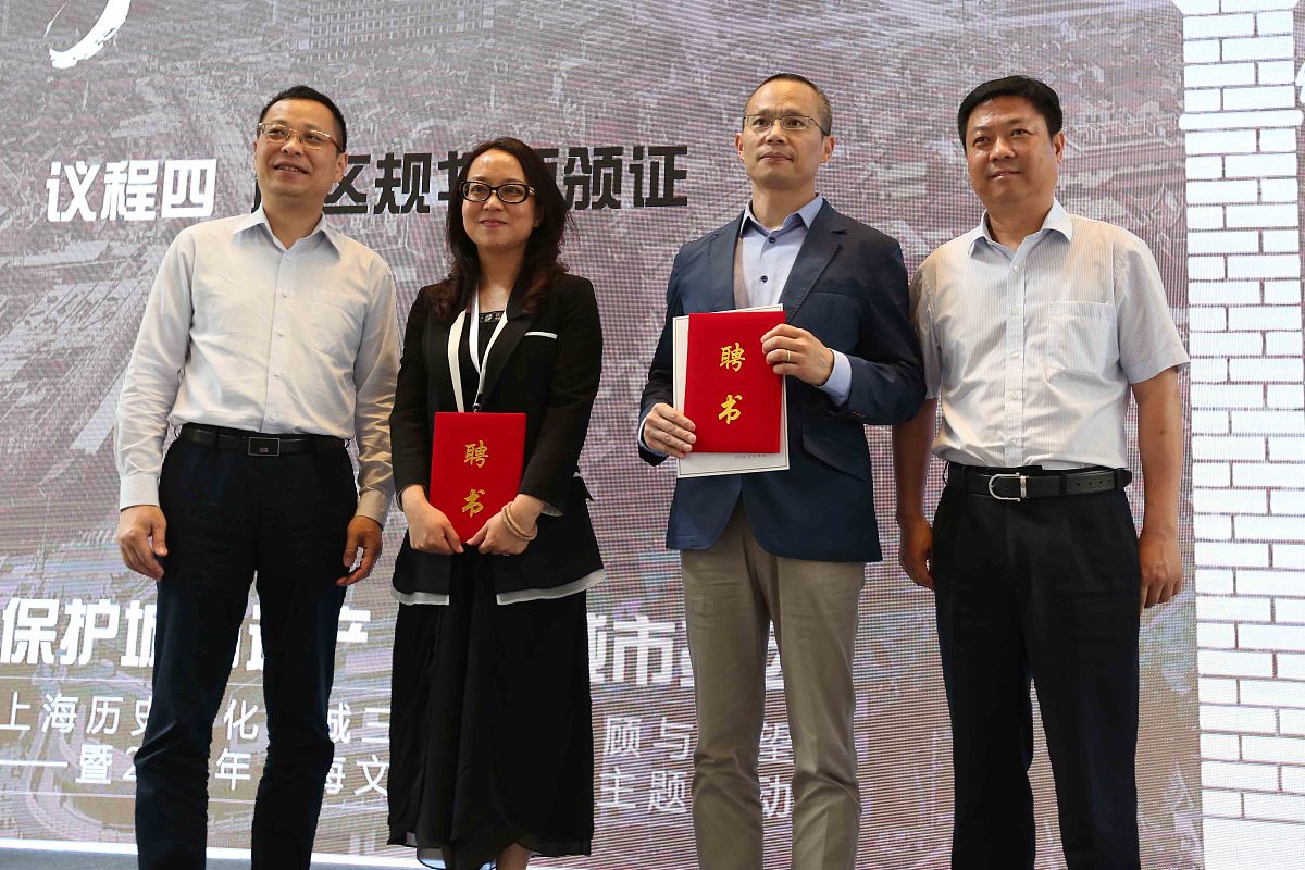 母亲节前夕一节特殊的美术课正在京口区特教中心的课堂上开讲。这是镇江市宿迁商会携手民进镇江市委会共同策划的走近特殊儿童群体公益活动希望通过本次小手画妈妈 感恩母亲节课堂教学在孩子们小小的心灵里播下爱心和感恩的种子用画作表达对妈妈的爱意。活动组织者为特教中心的每位学生都送上了一套36色油画棒及作画材料书画研究会会长陈权和秘书长郭涛作为会员代表分别为该校三年级和一年级学生授课。这两位民进的书画界会员是第