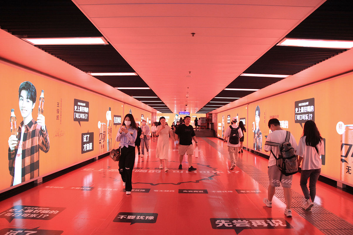 填充句子通过搭建超话、粉丝群等……成都地铁传媒可以更好地与粉丝进行互动了解他们的需求和反馈提高品牌知名度和影响力。