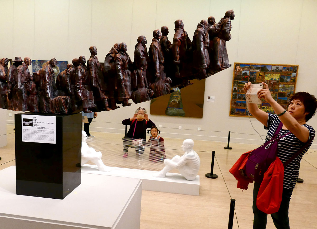 请以新文科背景下高校北京皮影戏课程设置为题按照imrad格式列一个论文提纲