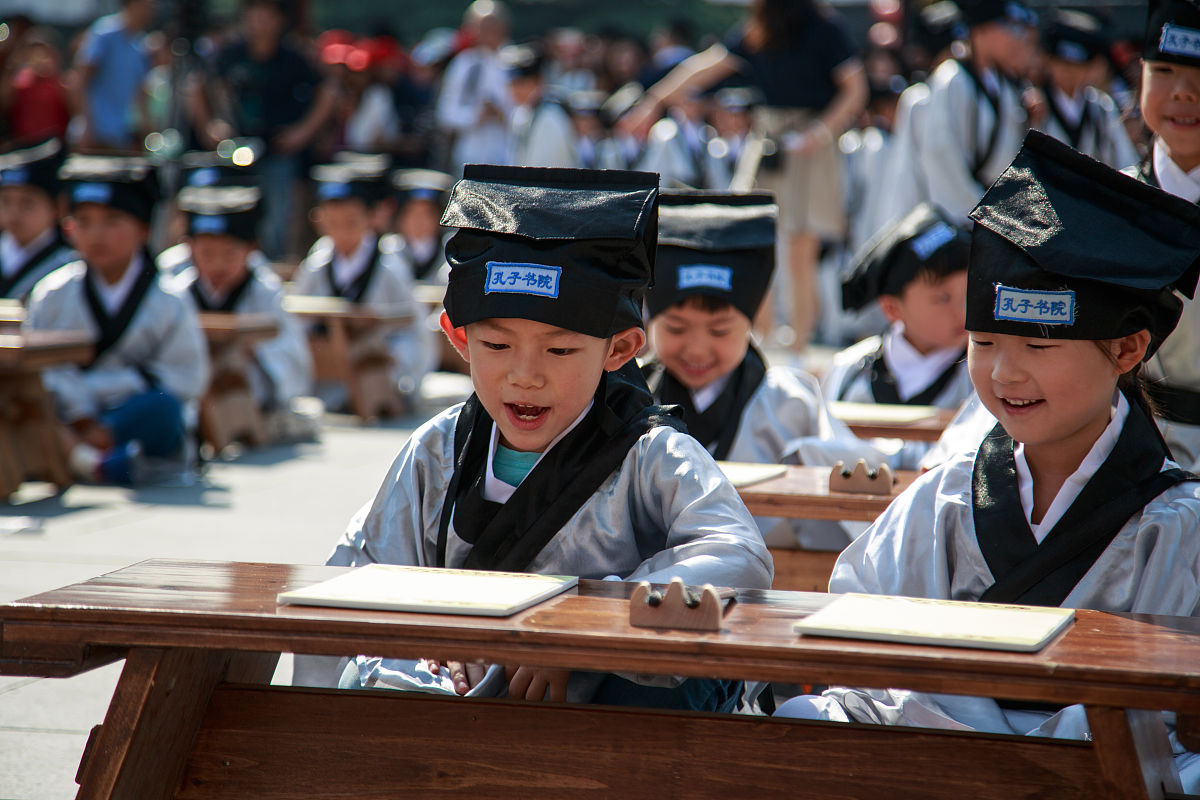 2016年8月31日上午9时许,168名夫子庙小学新生身穿汉服,在老师们的组