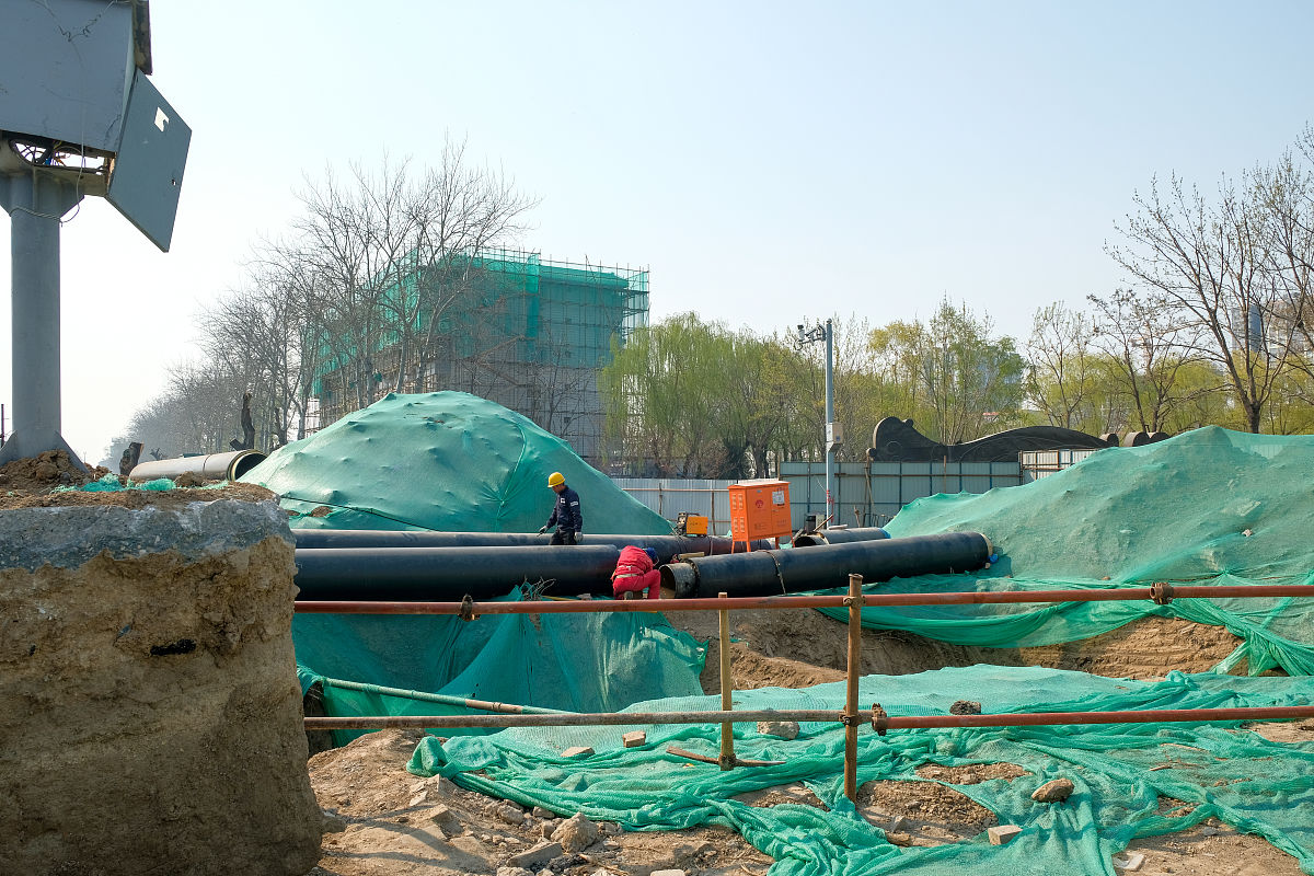 2019年4月3日,北京通州,贯穿通州东西的广渠路东延两侧临时导行路加紧